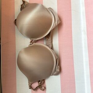Victoria’s Secret bombshell push up bra. Size:34d. Plunge